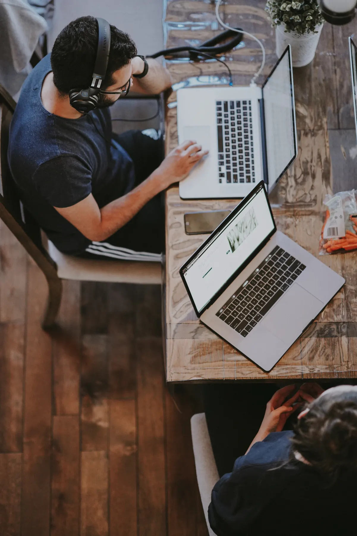 Persone che collaborano al computer